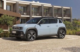 Renault 4 E-Tech Electric front threequarters